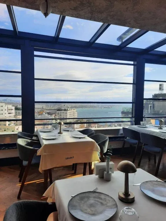 رستوران هتل تکسیم اسکوئر